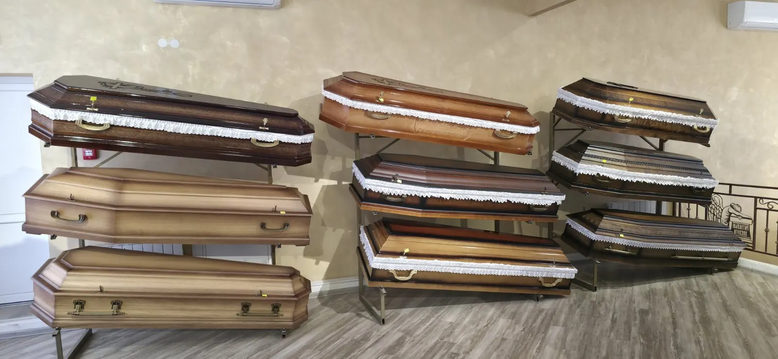 Експозиція домовин у салоні